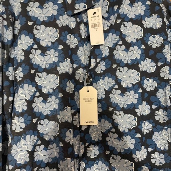 NEW EXPRESS BUTTON MENS DOWN SHIRT
MSRP $ 78 - Picture 7 of 11